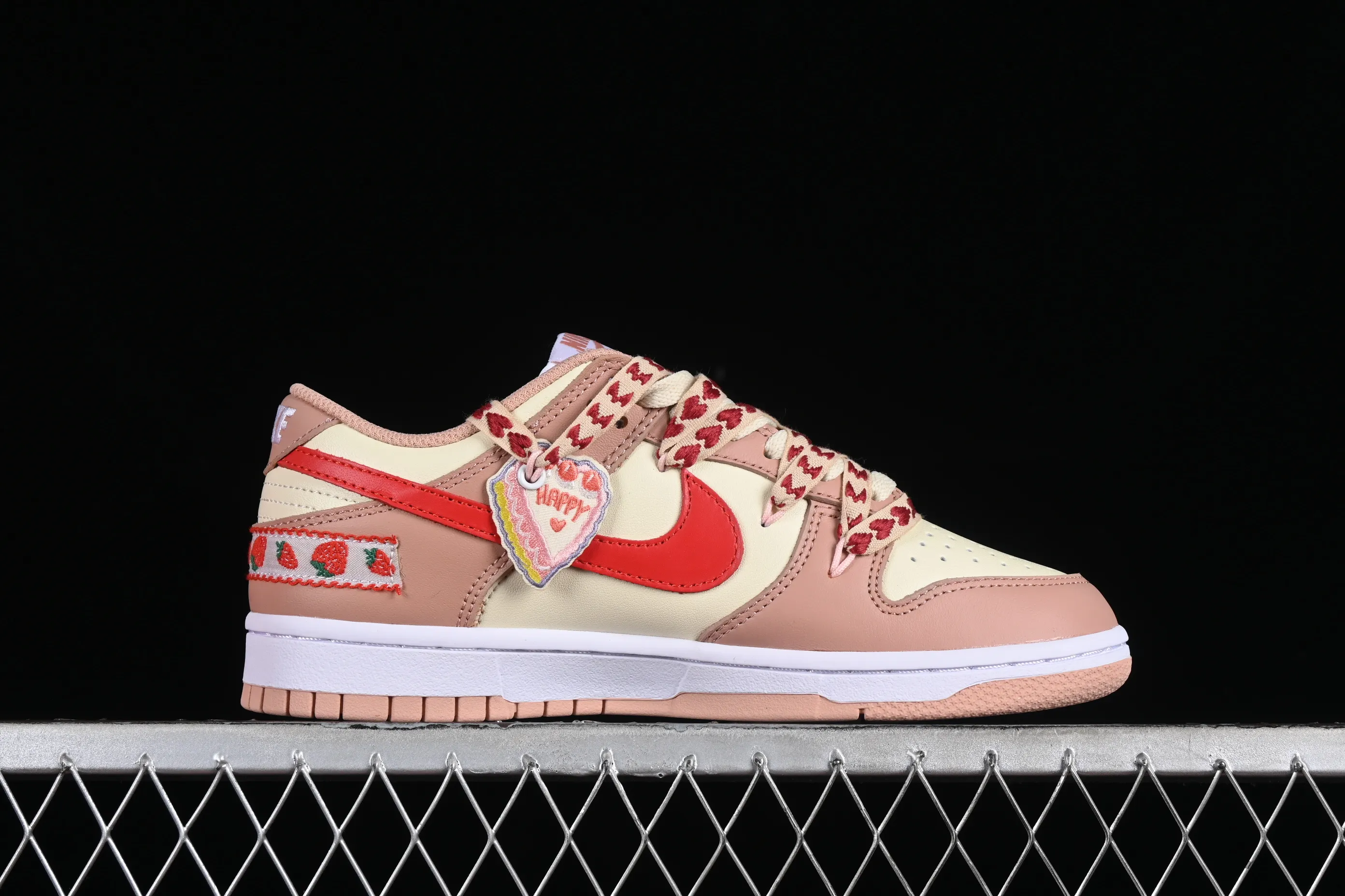 All Categories Nk SB Dunk Series Nk SB Dunk Low Low-top sneakers Nk Dunk Low Christmas gift Strawberry cake SB strappy low-top casual sneakers DD1503-118
